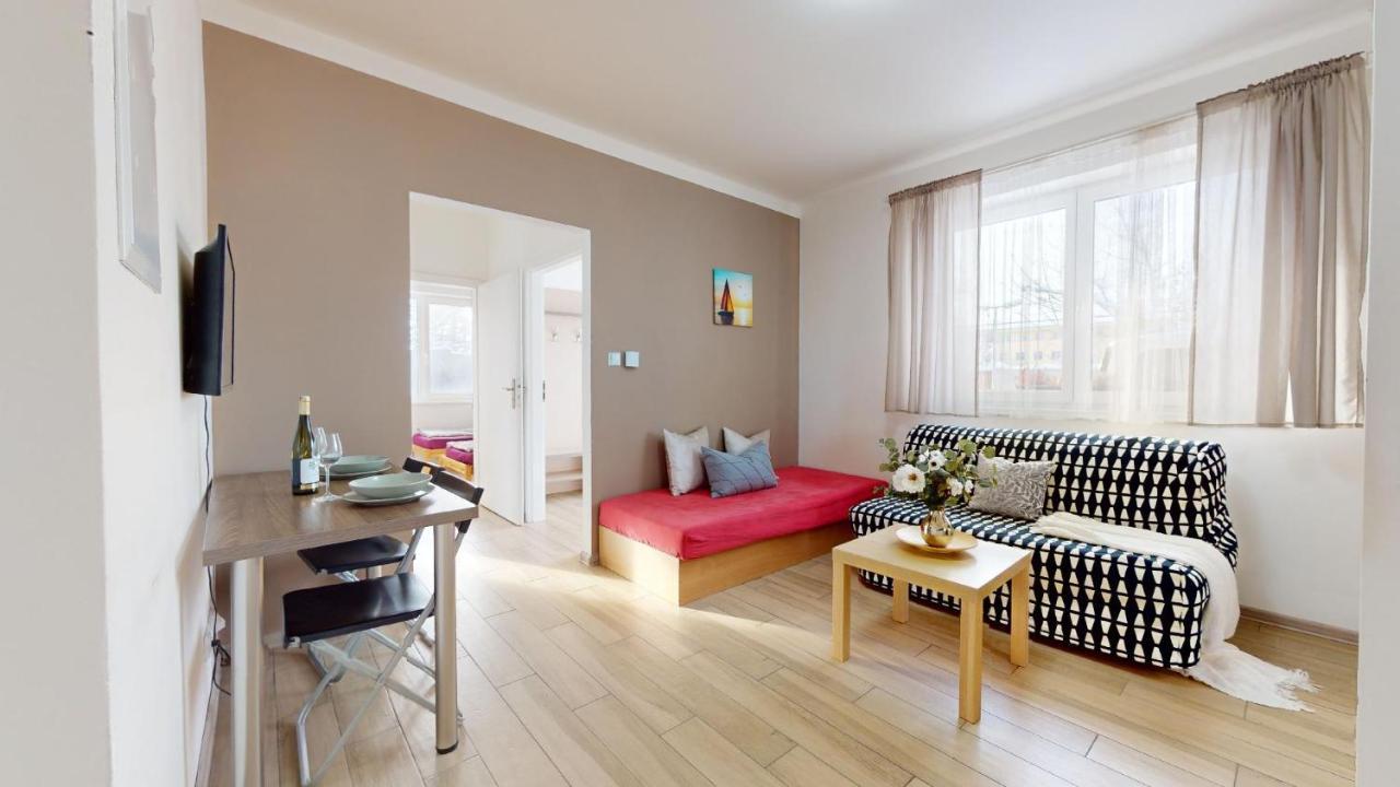 Apartman Dubova Миловице Екстериор снимка