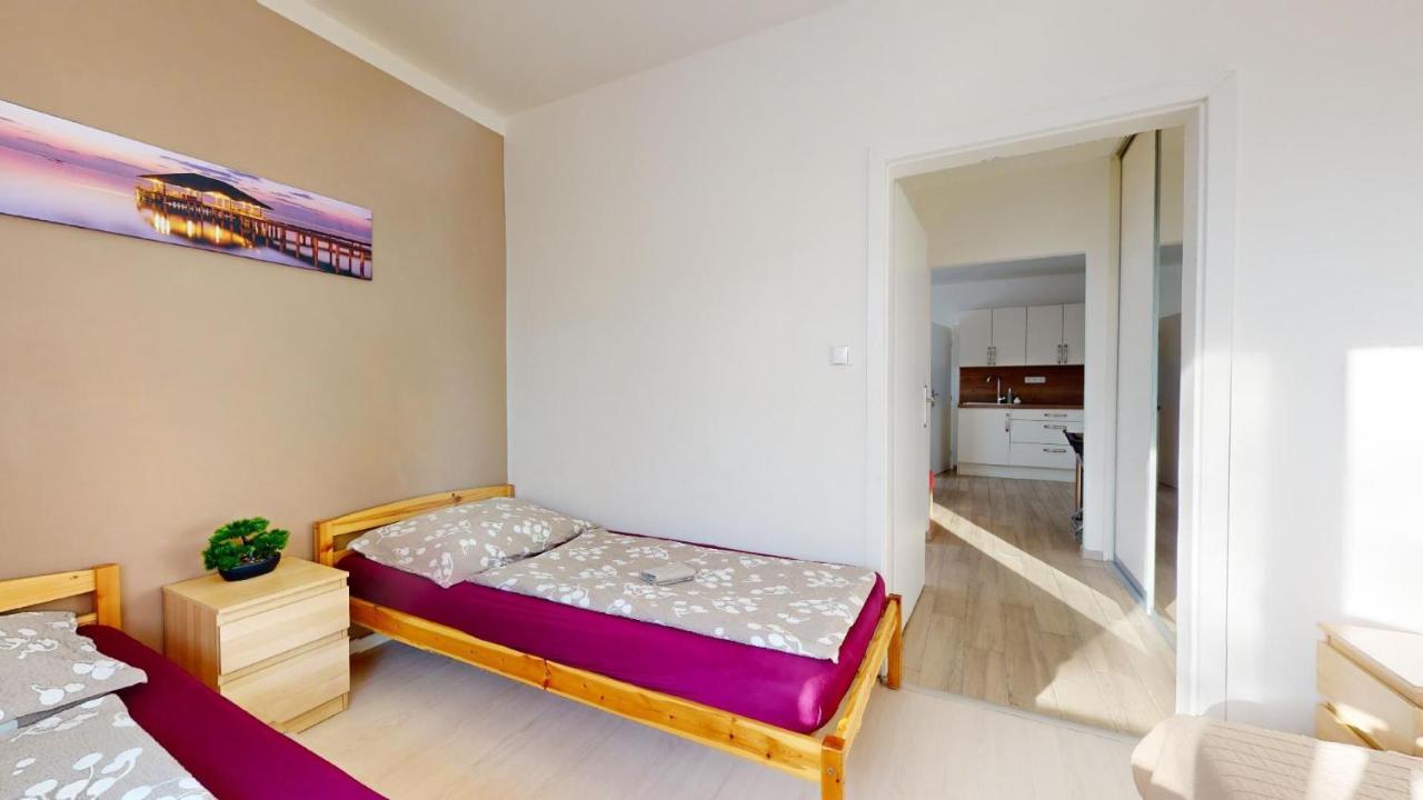 Apartman Dubova Миловице Екстериор снимка