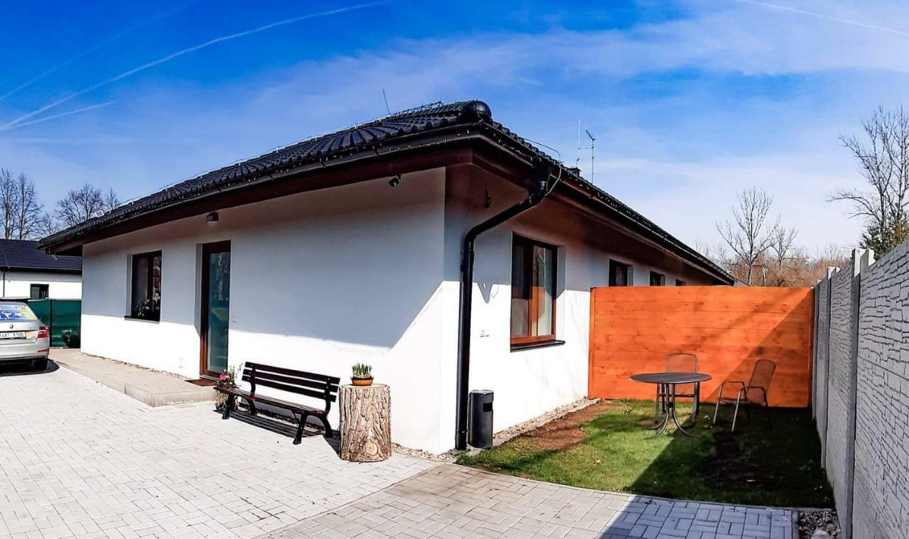 Apartman Dubova Миловице Екстериор снимка